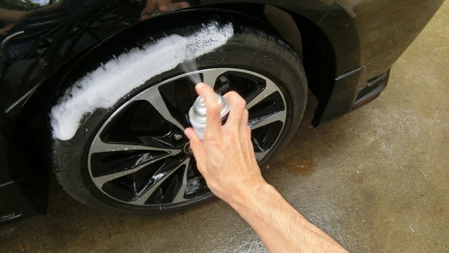 タイヤにワックスを塗っている様子