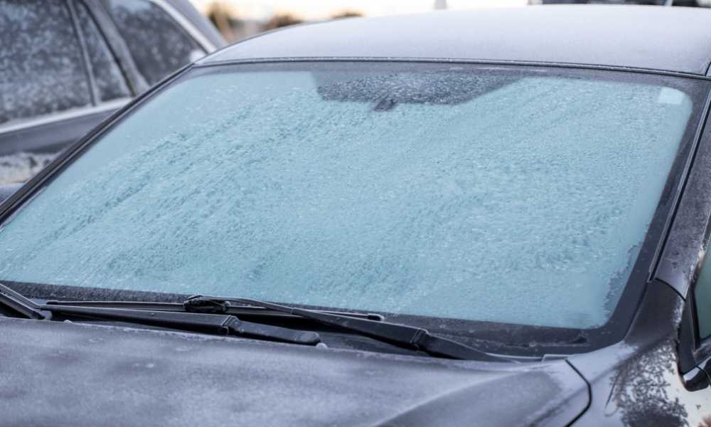 フロントガラスが凍結した車