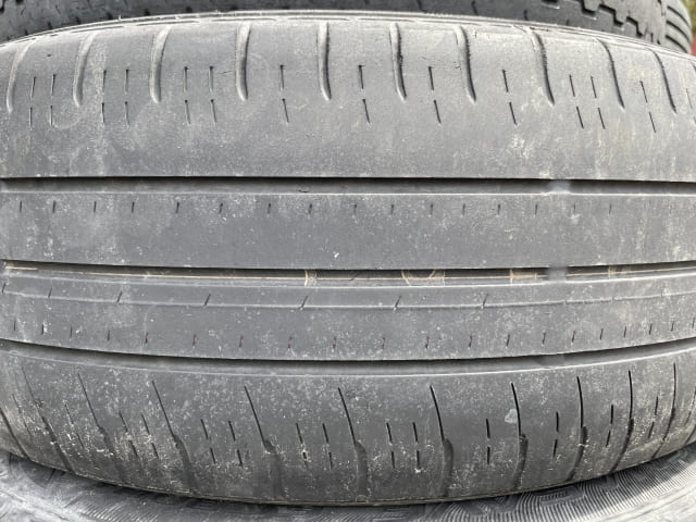 タイヤの表面の溝のアップ