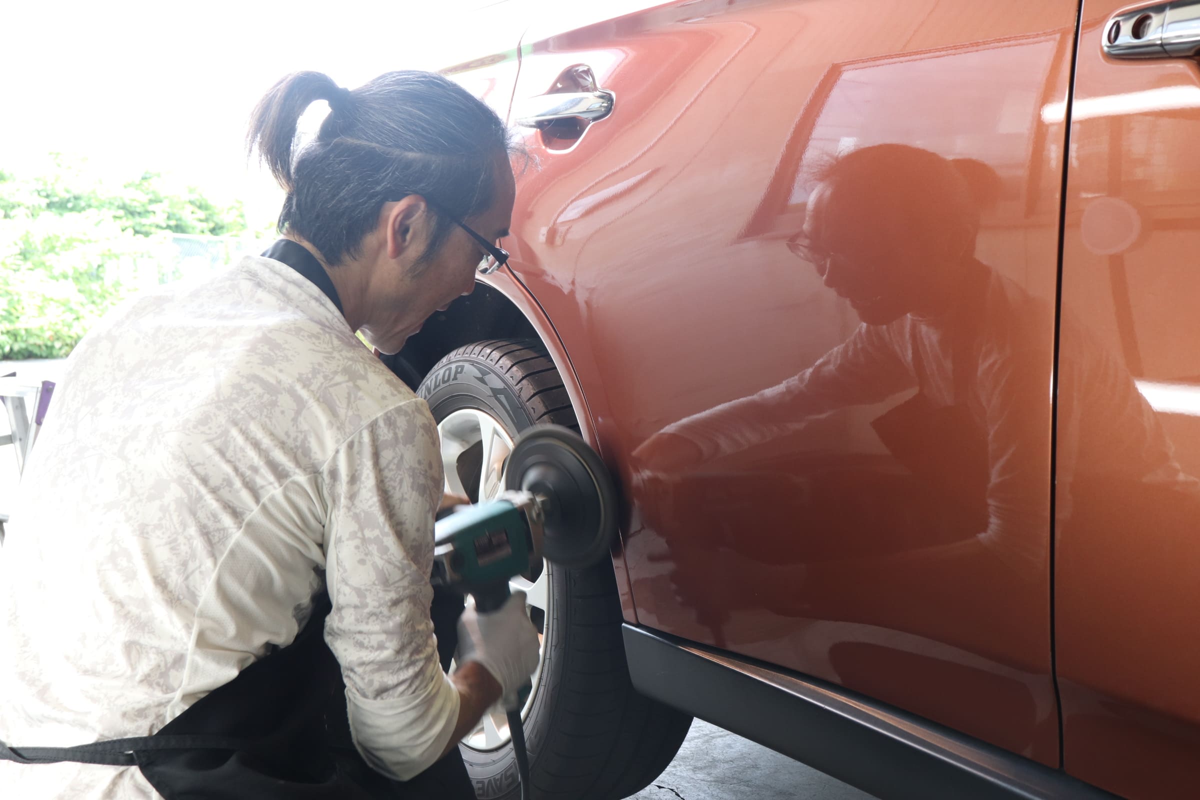 車のサビ取りをする様子