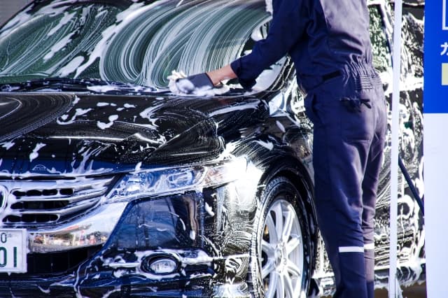 車を洗車する様子