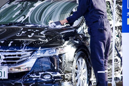 車を洗車する様子