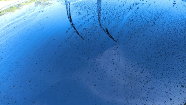 青い車についたイオンデポジット