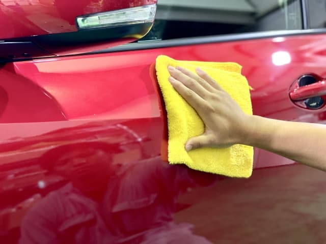 車のボディを磨く様子
