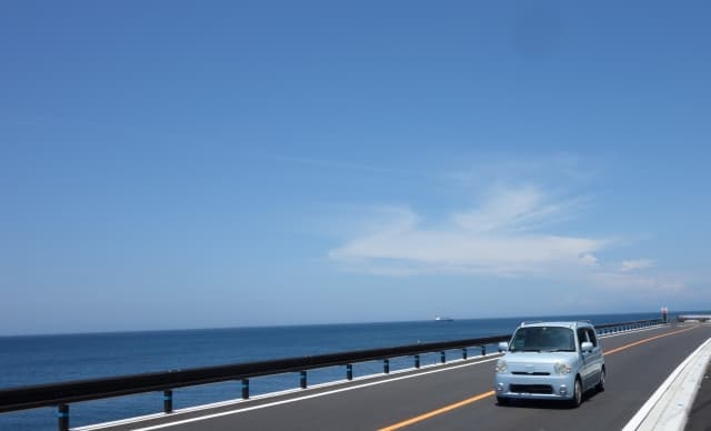 海辺を走る車