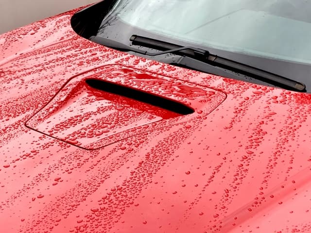 水滴が付着した車