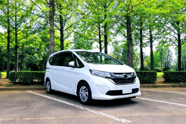 森の中に駐車する車