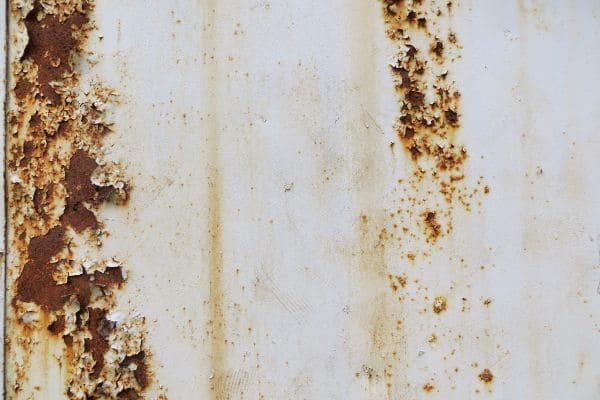 サビている白い車のボディ