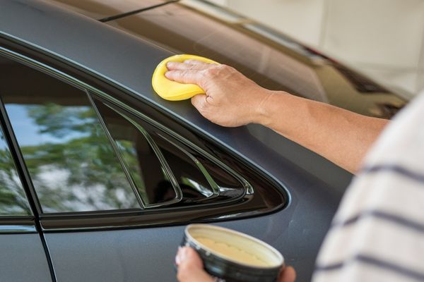 車にワックスを塗る人