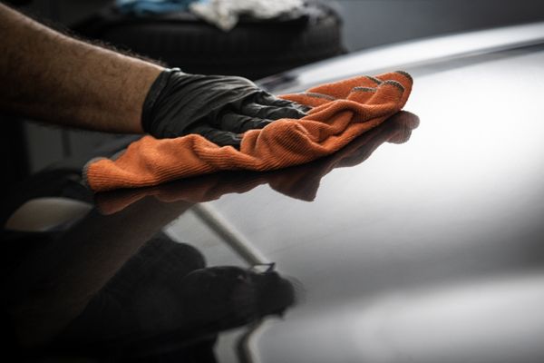 洗車後の拭き上げる様子