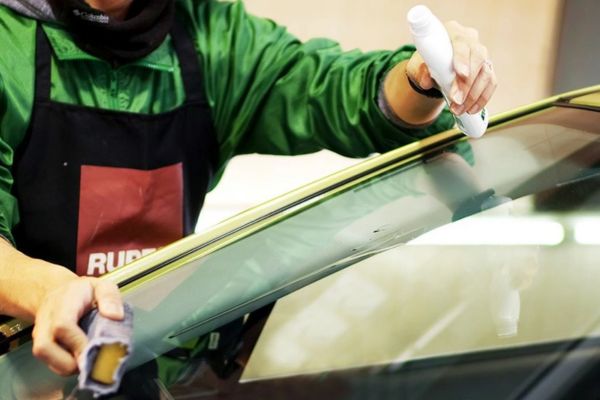 撥水コーティングを施工する様子