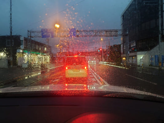 フロントガラス越しに見た、雨の日の夜の道路