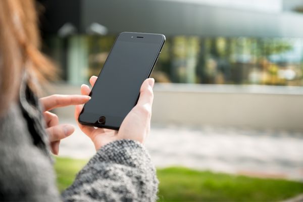 スマートフォンを手に持っている人