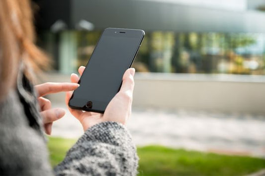 スマートフォンを手に持っている人