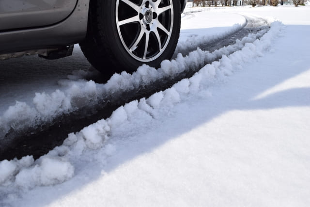雪道を走る車のタイヤ部分