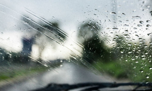 雨水が付いたフロントガラスとワイパー